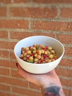 Una foto de Ensalada económica de garbanzos y atún