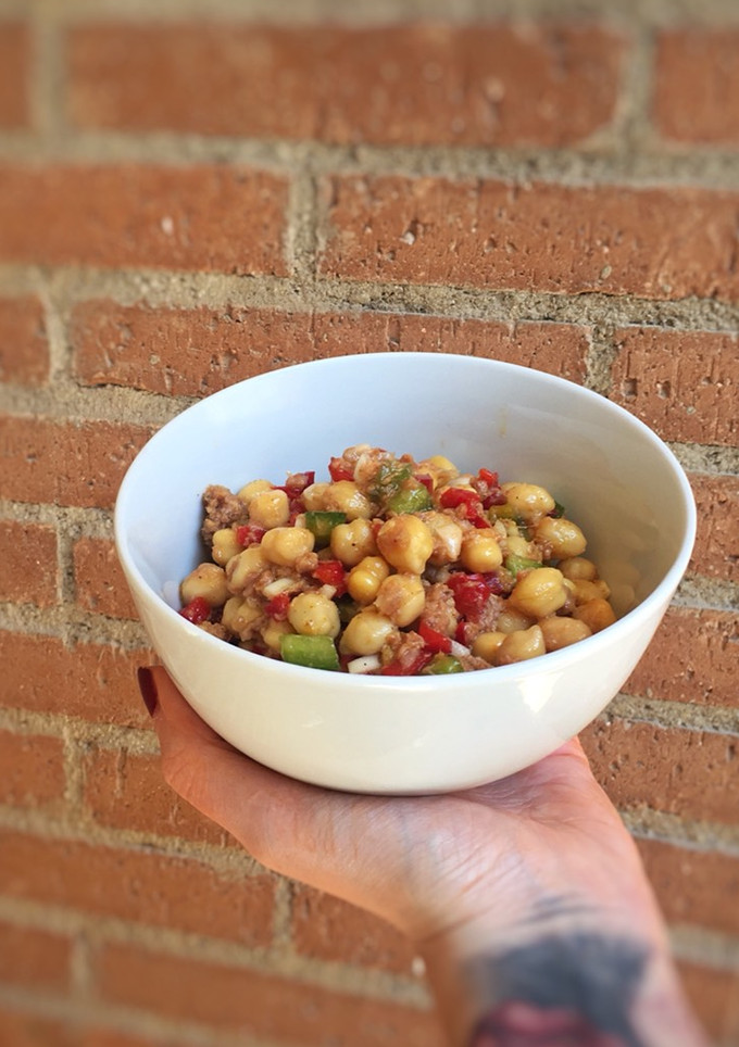 Una foto de Ensalada económica de garbanzos y atún