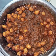 A picture of Chatpata chana masala.
