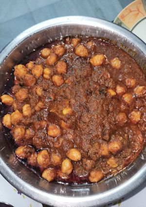 A picture of Chatpata chana masala.