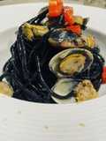 Spaghetti neri alle vongole veraci