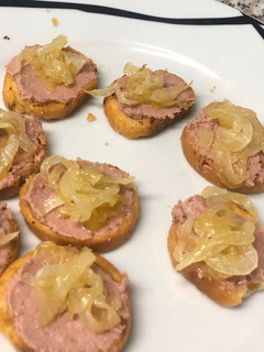 Una foto de Tostas cebolla caramelizada