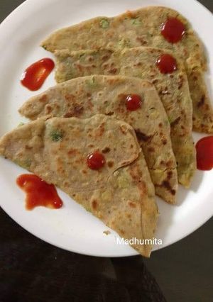 A picture of Aloo Pyaz Paratha.