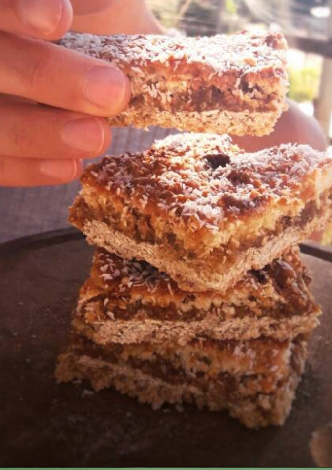 Una foto de Torta de coco con dulce de leche