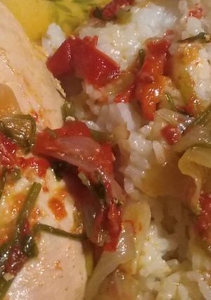 Una foto de Pechugas de pollo a la criolla. Acompañadas con arroz..
