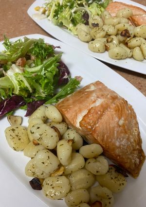 Una foto de Salmón con Ñoquis en la Air fryer