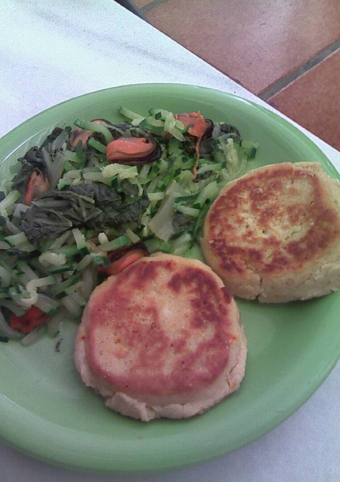 Una foto de Hamburguesas de alubias al azafrán con verduras y mejillones
