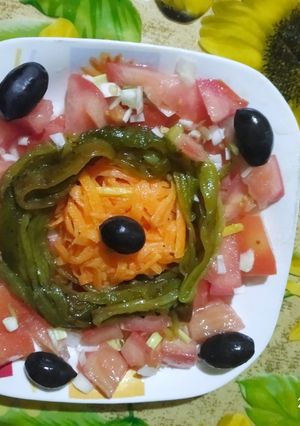 Une photo de Salade tomate / poivron / carotte
