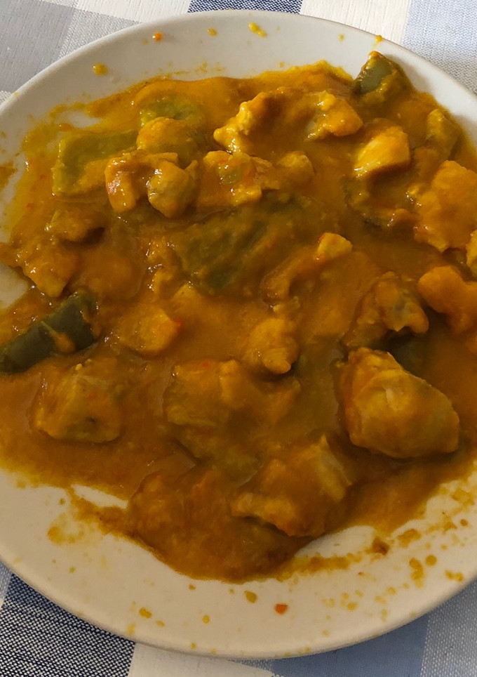 Una foto de Contra muslos de pollo en salsa