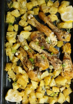 Una foto de Pollo con papas(cebollitas de verdeo y tomillo) al horno