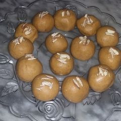 A picture of Besan ke laddu.