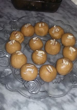 A picture of Besan ke laddu.