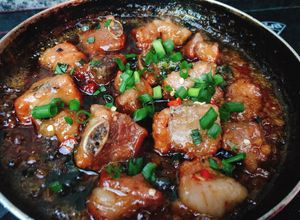 Hình của món Sườn non ram.