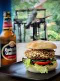 Hamburguesa crujiente de pollo en pan de cristal (crispy chicken burger)