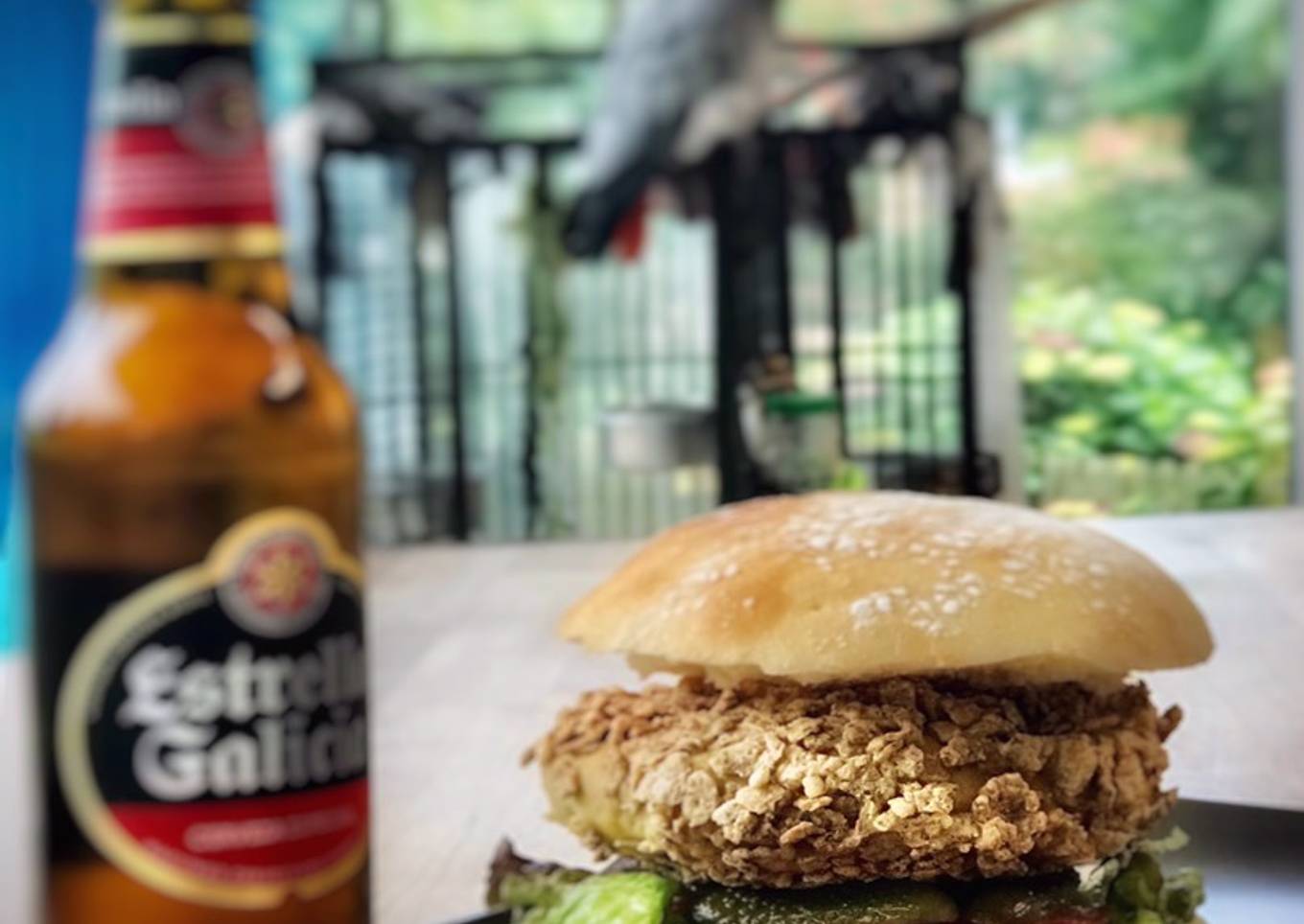 Hamburguesa crujiente de pollo en pan de cristal (crispy chicken burger)