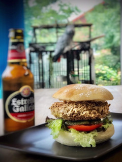 Una foto de Hamburguesa crujiente de pollo en pan de cristal (crispy chicken burger)