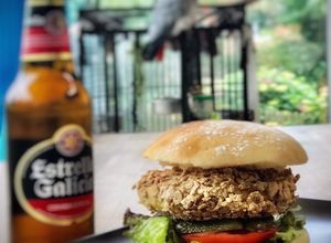 Foto principal de Hamburguesa crujiente de pollo en pan de cristal (crispy chicken burger)