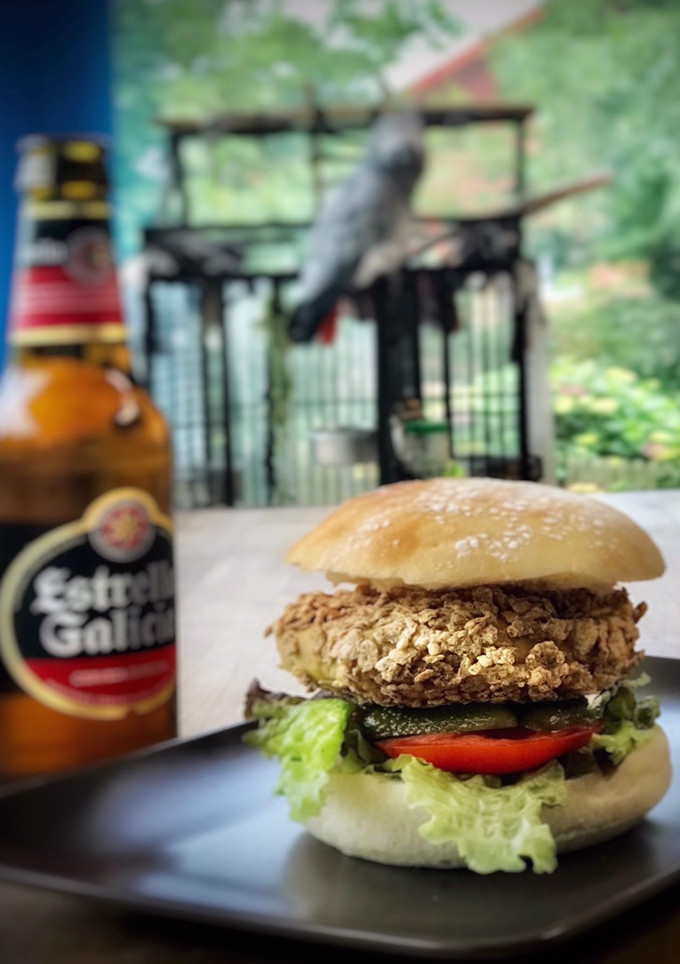 Una foto de Hamburguesa crujiente de pollo en pan de cristal (crispy chicken burger)