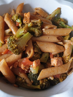 Una foto de Pasta integral con brócoli y salmón