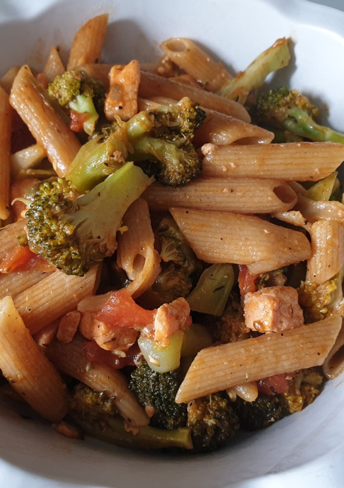 Una foto de Pasta integral con brócoli y salmón