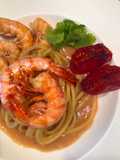 Spaghetto quadrato con gamberi locali, loro bisque, gele’ al vino bianco e pomodorini glassati