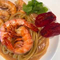 Foto di Spaghetto quadrato con gamberi locali, loro bisque, gele’ al vino bianco e pomodorini glassati