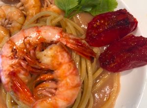 Foto di Spaghetto quadrato con gamberi locali, loro bisque, gele’ al vino bianco e pomodorini glassati