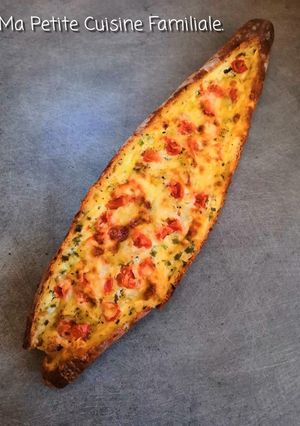 Une photo de Baguette bâteau courgette, tomates cerises et babybel