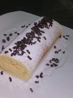 Una foto de Brazo Gitano Relleno De Crema Pastelera
