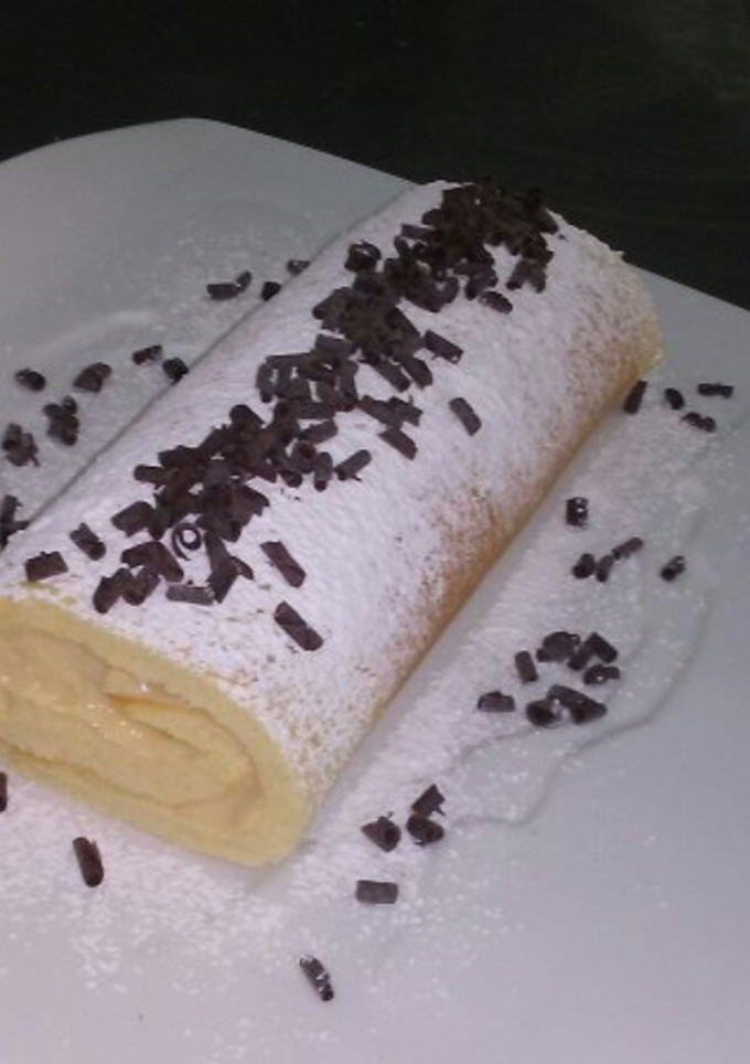 Una foto de Brazo Gitano Relleno De Crema Pastelera