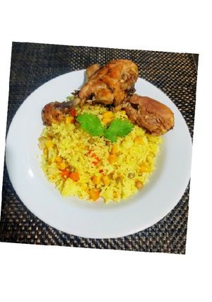 Una foto de Arroz primavera con patas de pollo