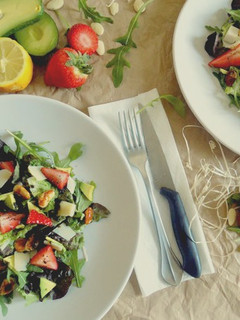 Una foto de Ensalada de fresas con vinagreta de amapola