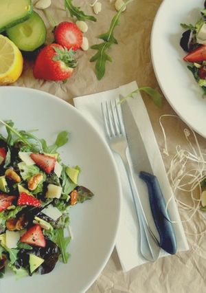 Una foto de Ensalada de fresas con vinagreta de amapola