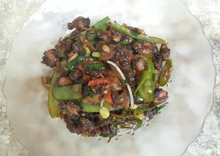 Kerang dan kacang polong bumbu kecap