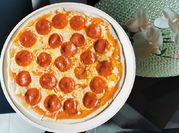Una foto de pizza con queso rallado