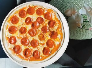 Una foto de Pizza de pepperoni en sartén