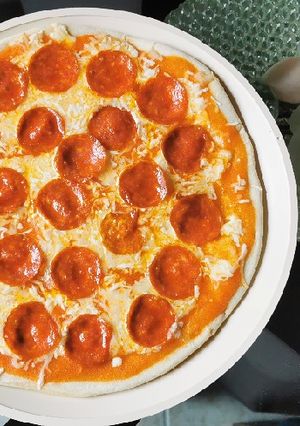 Una foto de Pizza de pepperoni en sartén