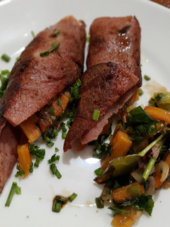 Una foto de Rollitos de mortadella con zanahoria, pimiento y cebolla