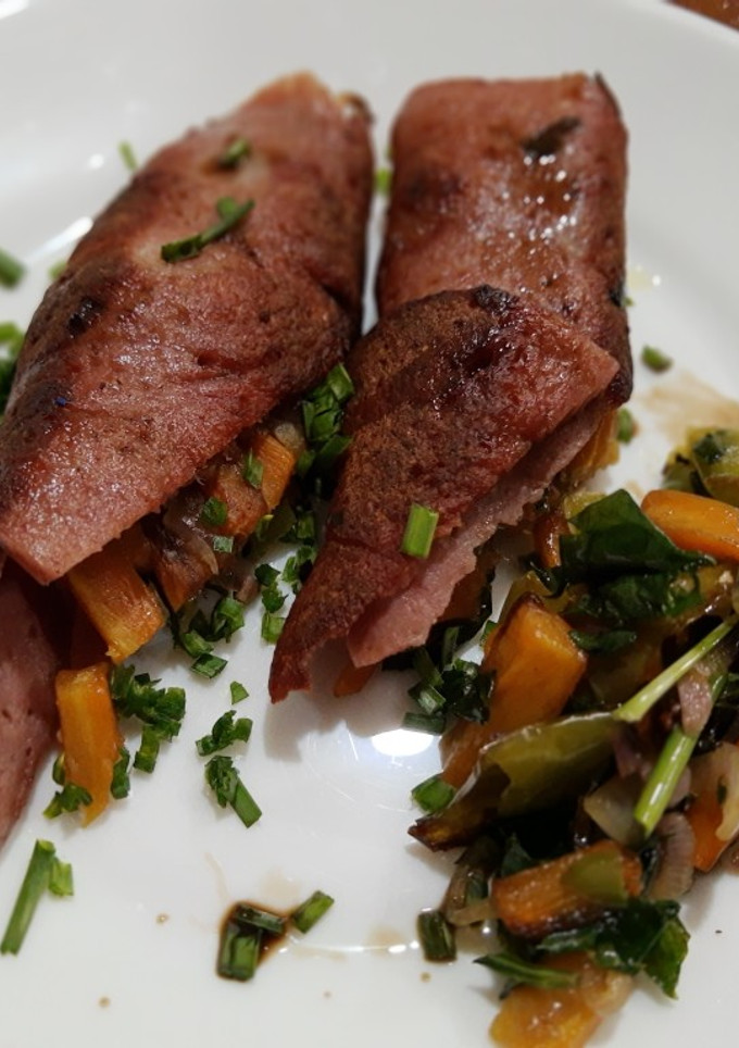 Una foto de Rollitos de mortadella con zanahoria, pimiento y cebolla