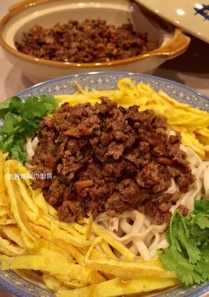 A picture of Taiwanese Braised Pork Noodles.