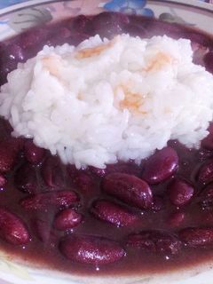 Una foto de Alubias rojas con arroz blanco