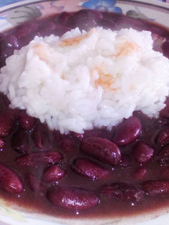 Una foto de Alubias rojas con arroz blanco