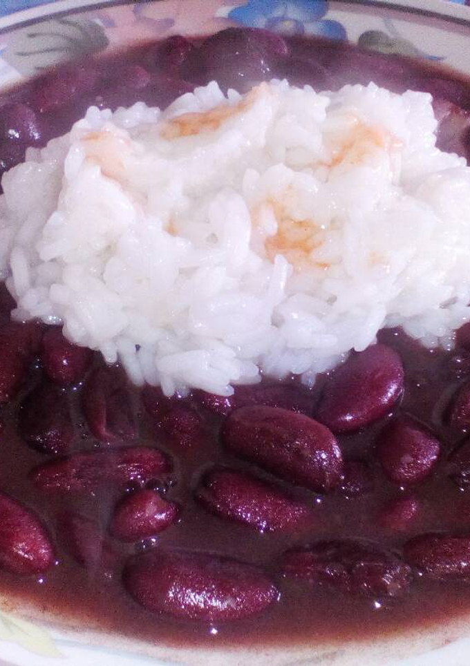 Una foto de Alubias rojas con arroz blanco