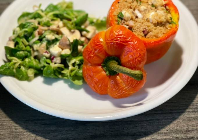 Paprika mit Feta-Couscous und Feldsalat