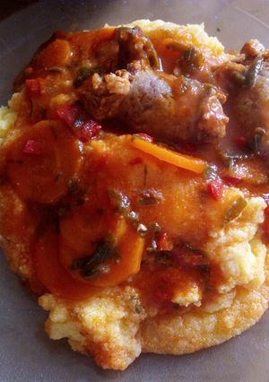 Una foto de Polenta con chorizos