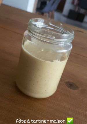 Une photo de Pâte à tartiner noisettes et chocolat blanc