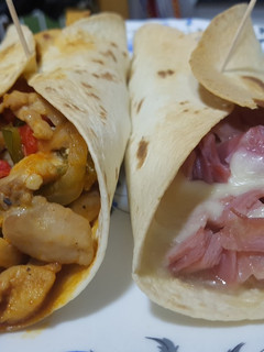 Una foto de Fajitas de Pollo y Verduras, y Jamón York y Queso!!😋🌯🍴