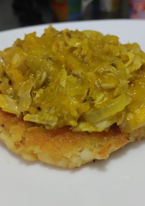 Una foto de Arepa🥯con pollo🍗en salsa🥭de mango🧅picante🧄🌶️🥙