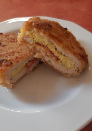 Kapros-túrós csirkemell feketeerdei sonkával recept fotója