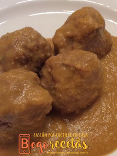 Una foto de Albóndigas en salsa de almendras